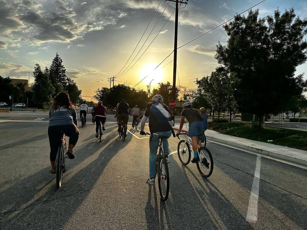Fun evening with the Grizzly cycles crew last night. 
.
.
.
#bikecommute #thingsisawonmybike #outsideisfree #optoutside #lifebehindbars #grizzlycycles661 #gc_adventureteam #putitinthedïrt #gravelride #bakersfieldbybike instagr.am/p/CsEg2-dpNgV/