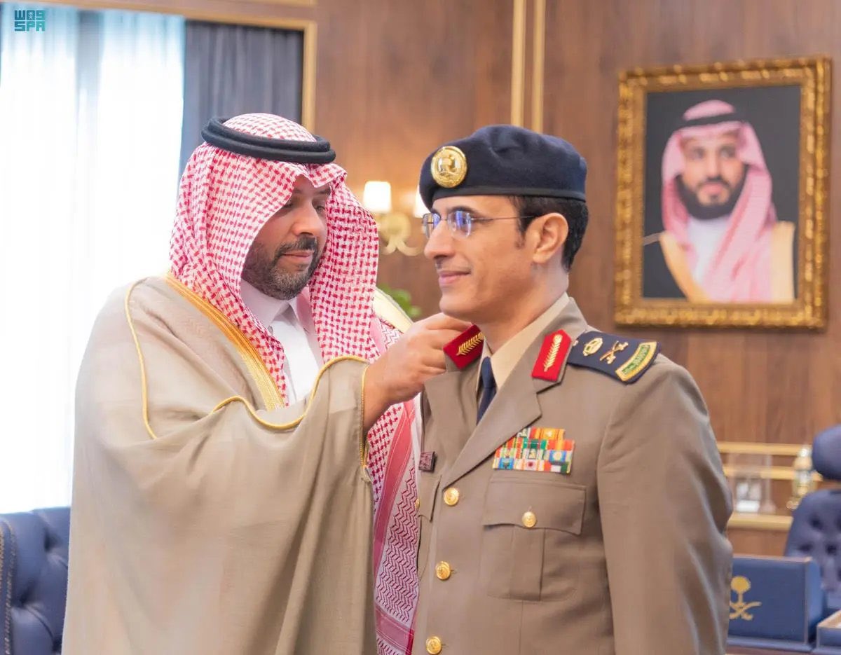 rafhanewss's tweet photo. سمو #أمير_الحدود_الشمالية يقلد مدير إدارة السجون ومدير الدفاع المدني بالمنطقة رتبتهما الجديدة.
 
#الحدود_الشمالية 
#رفحاء #عرعر #طريف #العويقيلة https://t.co/mhfbT07D4U
