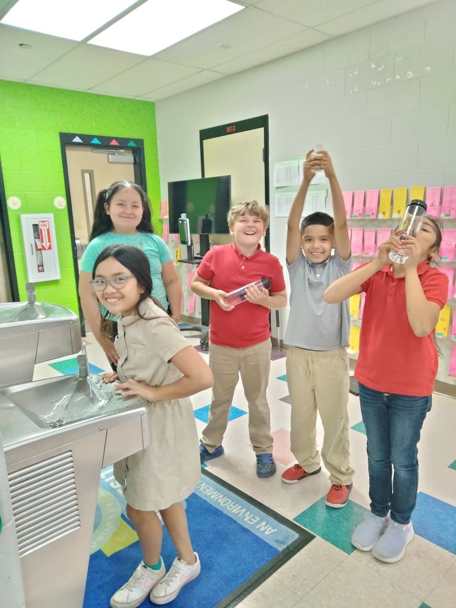 Ms_R_Reisner's tweet photo. Staying hydrated is giving us the energy to excel in Lexia English and keep our brains ready to learn new things! 
Wahoo for Water Wednesday! 
@WhitsittWildcat
@MNPS_kidshealth
@WhitsittPE
#MNPSWellnessWeek2023 https://t.co/LYiAytO7Jx