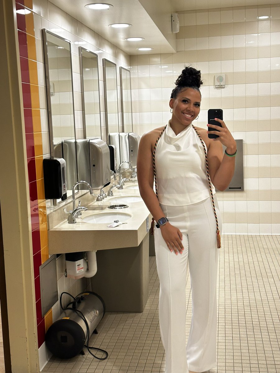 dstnylttltn24's tweet image. #blackgrad