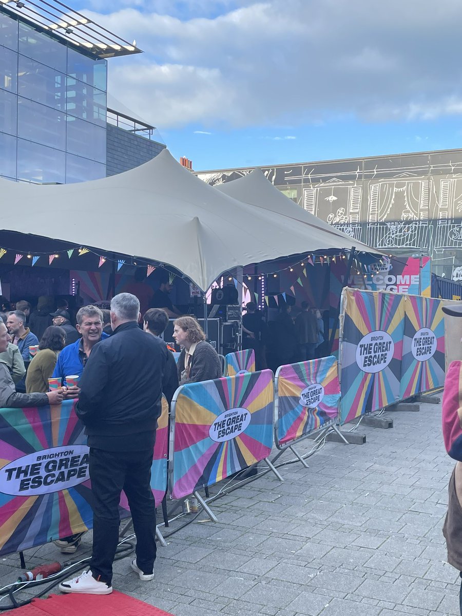 markhk's tweet image. The weekend has begun early! Woohoo