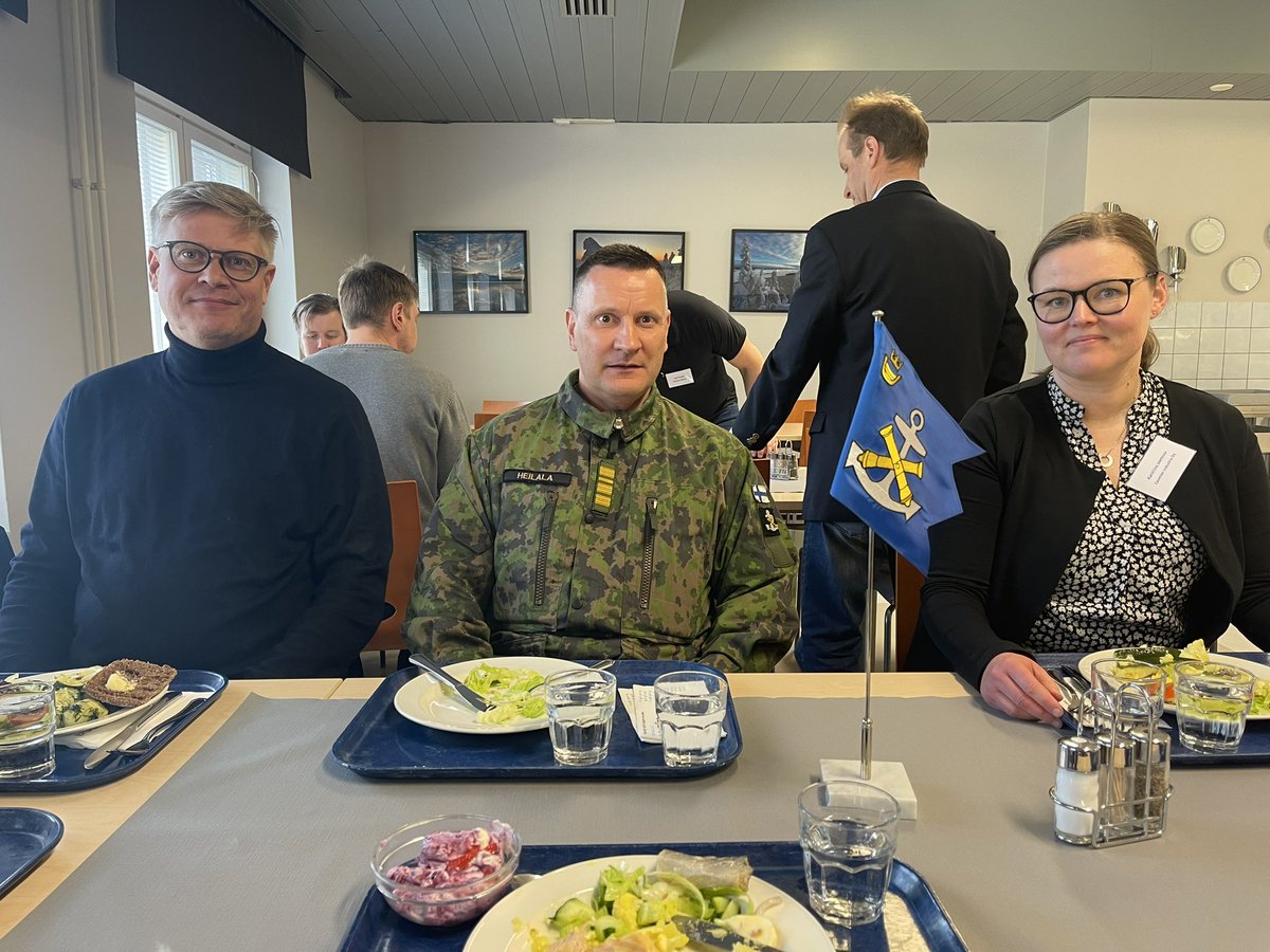MarkkuJms's tweet photo. E-S:n CLII alueellinen @MPKurssit joukko-osastovierailulla kauniissa @rannikkopr:ssa. Kurssin emäntä Karoliina Joensuu @CaverionSuomi ja isäntä Marko Saloranta #Lujatalo. 
Vierailun isäntänä komentaja Heilala. 
Kiitoksia. Ymmärrys #valmius ja #varautuminen merkityksestä lisääntyi https://t.co/d1EOUGXobk