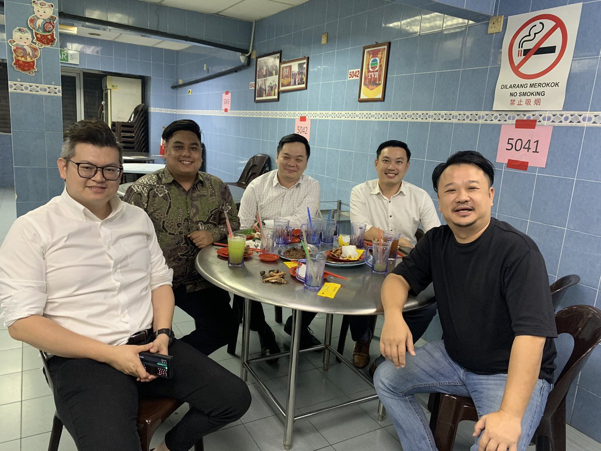 LeongCaven's tweet image. Santai Makan Malam Bersama Ketua Pemuda PH di Bukit Bintang selepas ‘Mesyuarat Konvensyen’. 

Three principles of the people: nationalism, democracy, and people's livelihood. - Sun Yat-Sen

#kerajaanperpaduan
#MUDAP
#unitygovernment