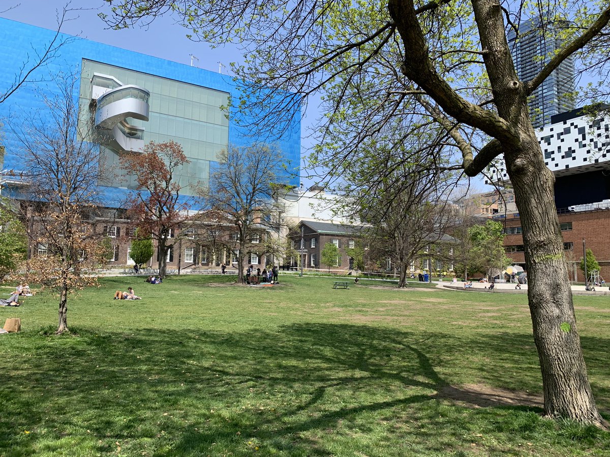 Classic downtown scenes at lunch today - great to see park picnics starting up. Love my city! ☀️ 

#spring #Toronto #ONwx <a href="/cityoftoronto/">City of Toronto 🇨🇦</a>