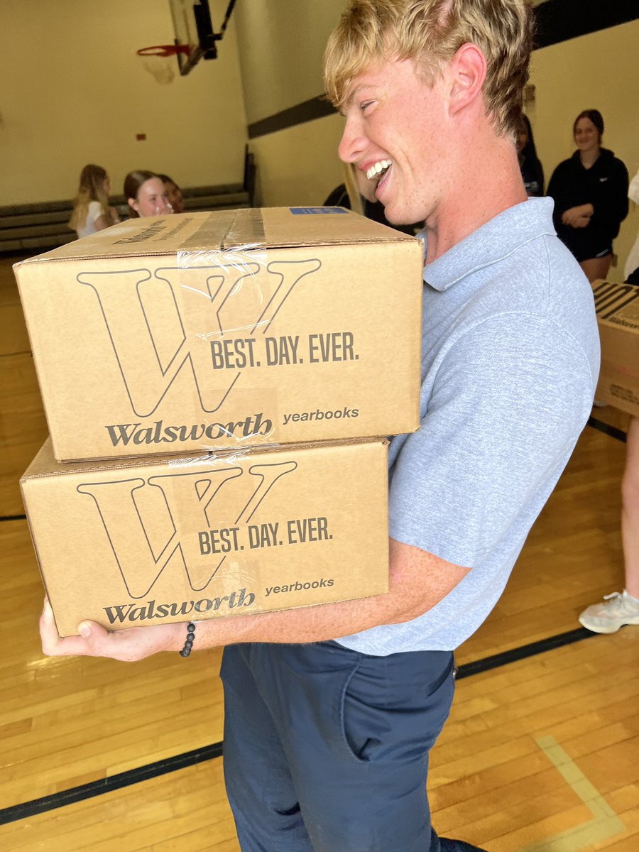 LSWYearbook's tweet photo. 2023 yearbooks are in! 📚 Students will pick them up on Thurs. 5/11 in the S Aux Gym! 

9:56–seniors 
10:15–juniors 
10:28–sophomores
10:45–freshmen https://t.co/hSwt6hlgLR