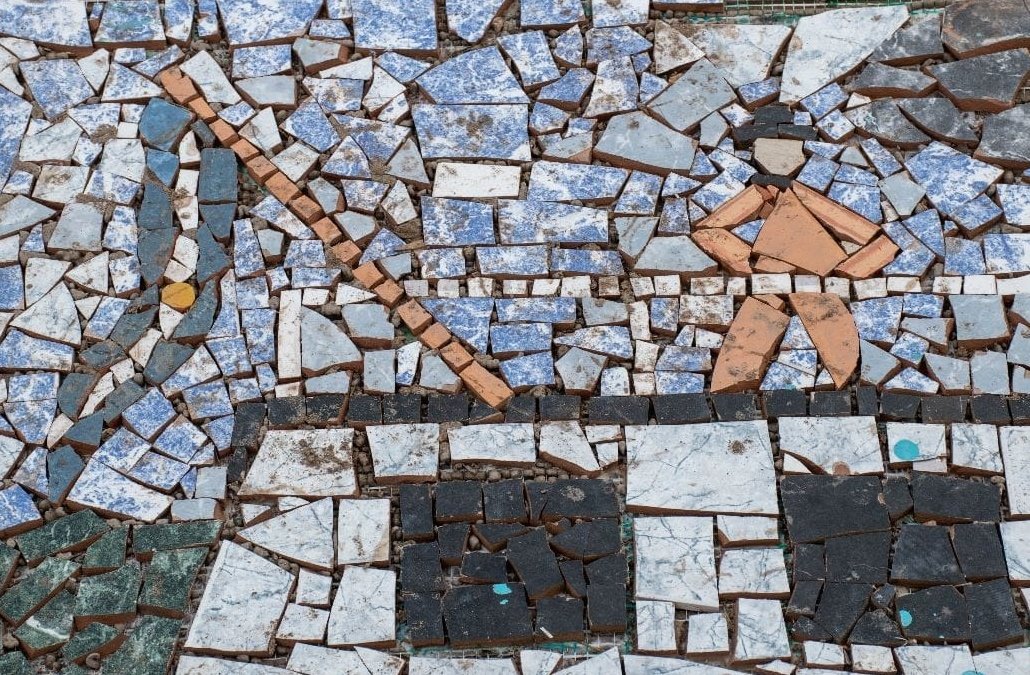 OLlancafilo's tweet photo. #Ahora me reuní con Carlos Casteblanco, intendente de #PicúnLeufú 
Finalizó la primera de las tres etapas de las veredas de mosaiquismo junto al mural histórico que representa las tres fundaciones de la localidad, manteniendo vigente su identidad #MinisterioGobiernoEducación https://t.co/KTdYEykzRy