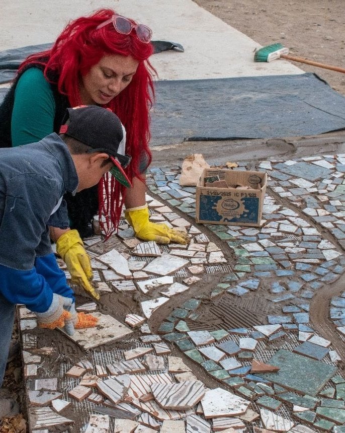 OLlancafilo's tweet photo. #Ahora me reuní con Carlos Casteblanco, intendente de #PicúnLeufú 
Finalizó la primera de las tres etapas de las veredas de mosaiquismo junto al mural histórico que representa las tres fundaciones de la localidad, manteniendo vigente su identidad #MinisterioGobiernoEducación https://t.co/KTdYEykzRy