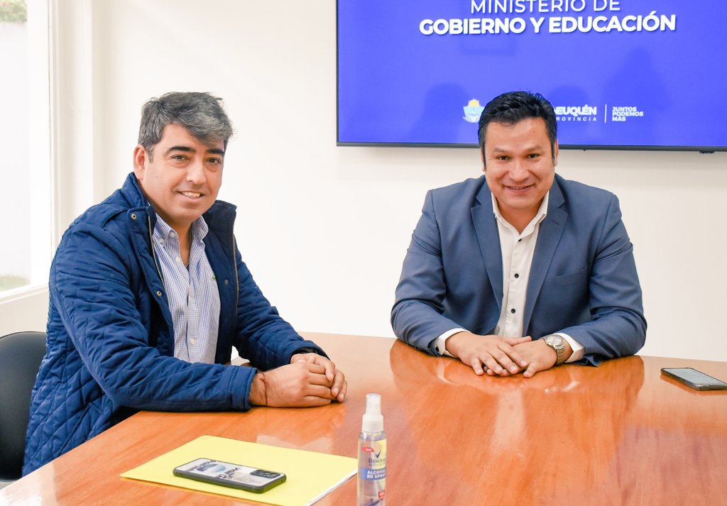 OLlancafilo's tweet photo. #Ahora me reuní con Carlos Casteblanco, intendente de #PicúnLeufú 
Finalizó la primera de las tres etapas de las veredas de mosaiquismo junto al mural histórico que representa las tres fundaciones de la localidad, manteniendo vigente su identidad #MinisterioGobiernoEducación https://t.co/KTdYEykzRy