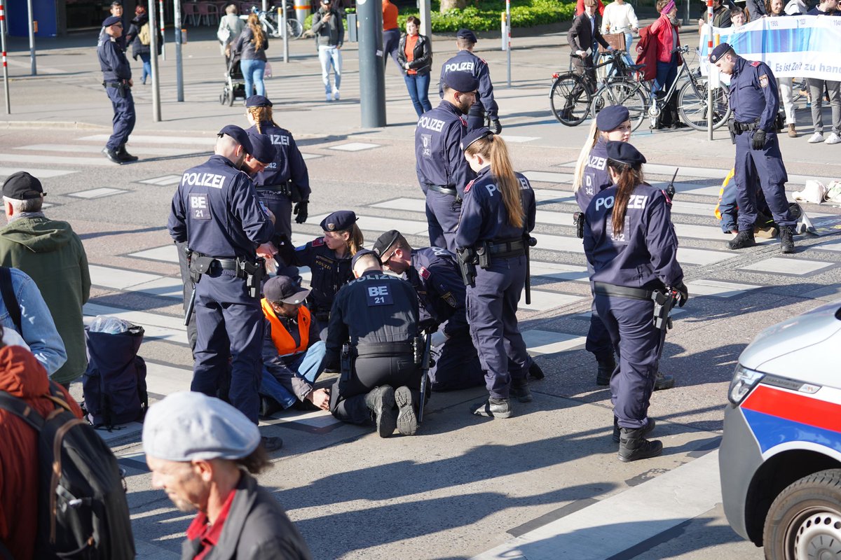 Esterreicherr's tweet photo. Polizeieinsatz am Praterstern aufgrund einer Klebeaktion der letzten Generation.
#Klimakleber #w1005 https://t.co/HikpplcXcs