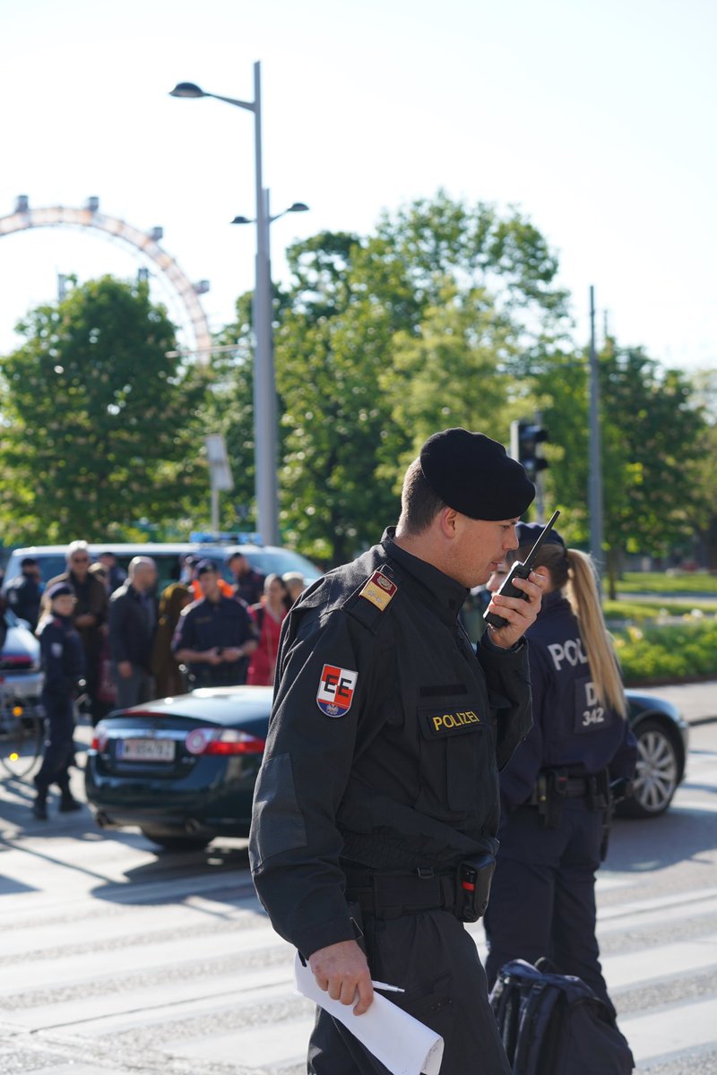 Esterreicherr's tweet photo. Polizeieinsatz am Praterstern aufgrund einer Klebeaktion der letzten Generation.
#Klimakleber #w1005 https://t.co/HikpplcXcs