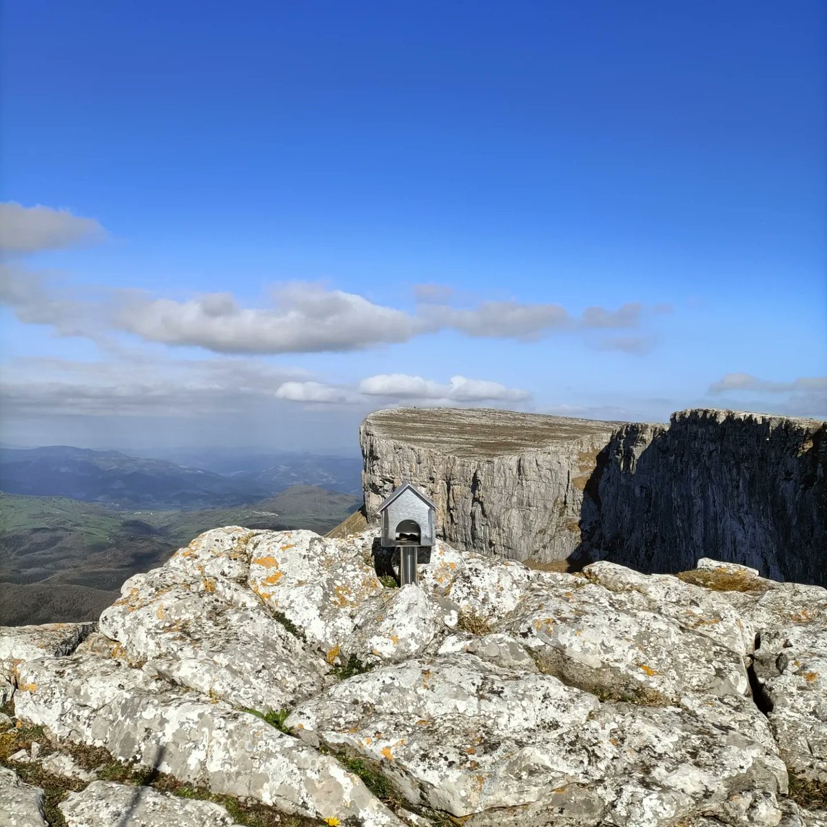 mendira_eus's tweet photo. Hoy os invitamos a subir al pico Aro, en Sierra Salvada. Saldremos de Añes (Ayala) y haremos un ascenso sencillo, pero espectacular por las vistas.
https://t.co/BFvKLOriLi
#mendira #mendia #mendiak #euskalmendiak #euskalherria #euskadi #gorobel #aro #aiaraldea #trekking #trail https://t.co/h5PEz8PxEt