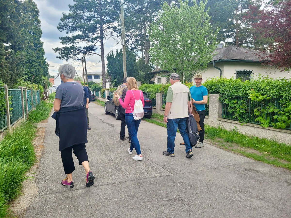 JanesWalkVienna's tweet photo. Am Stadtrand: Interessante Einblick in das Leben in Wien-Essling gab es letzten Samstag beim Jane's Walk mit Sabine Gstöttner und Moritz Jahoda! Wir haben einige Fotos für euch: https://t.co/k5tPidvRgP #janeswalk #jwv23 https://t.co/HMSQ3kwS6e
