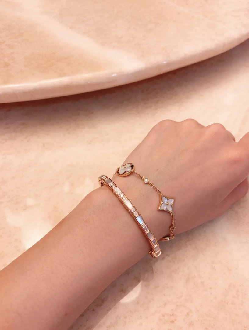 Charlene199310's tweet photo. new bracelet, love it https://t.co/8o1FA4VK3B