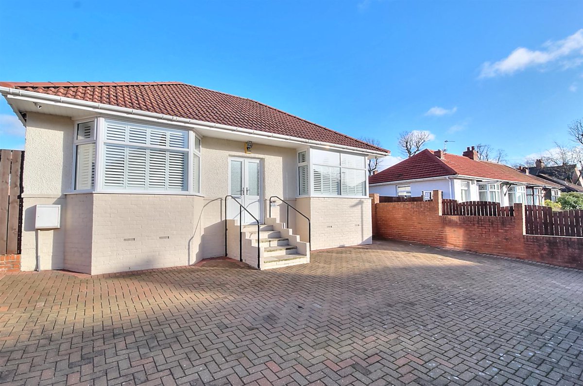 bellestateagent's tweet photo. #PropertyToBuy | Onslow Gardens, Gateshead, Tyne &amp; Wear, NE9 6HL | deceptively spacious detached bungalow with two double bedrooms, two receptions rooms and a garage situated in the centre of Low Fell | Offers Over £285,000 https://t.co/FaTZHbH72M #gateshead #tyneandwear https://t.co/OXJhrqtWec