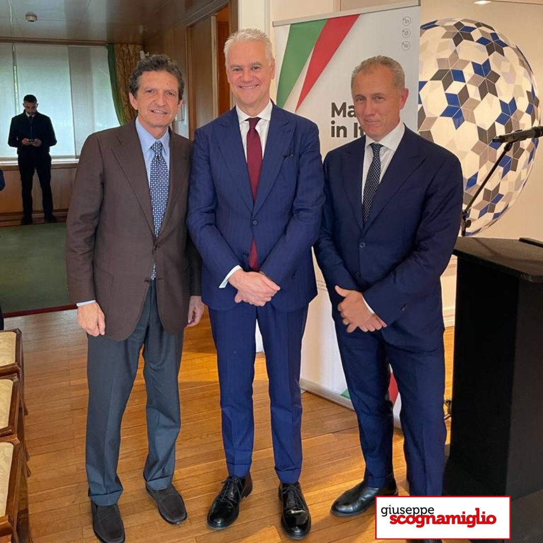 Al Circolo degli Esteri insieme al Ministro <a href="/FunzPub/">Dipartimento della funzione pubblica</a>  <a href="/Paolo_Zangrillo/">Paolo Zangrillo</a> e il founder di Made in Italy <a href="/robertosantori/">roberto santori</a> per la tavola rotonda "Pubblica Amministrazione e digitalizzazione del Paese", per discutere dell'importanza del dialogo tra istituzioni e aziende per il #futuro.