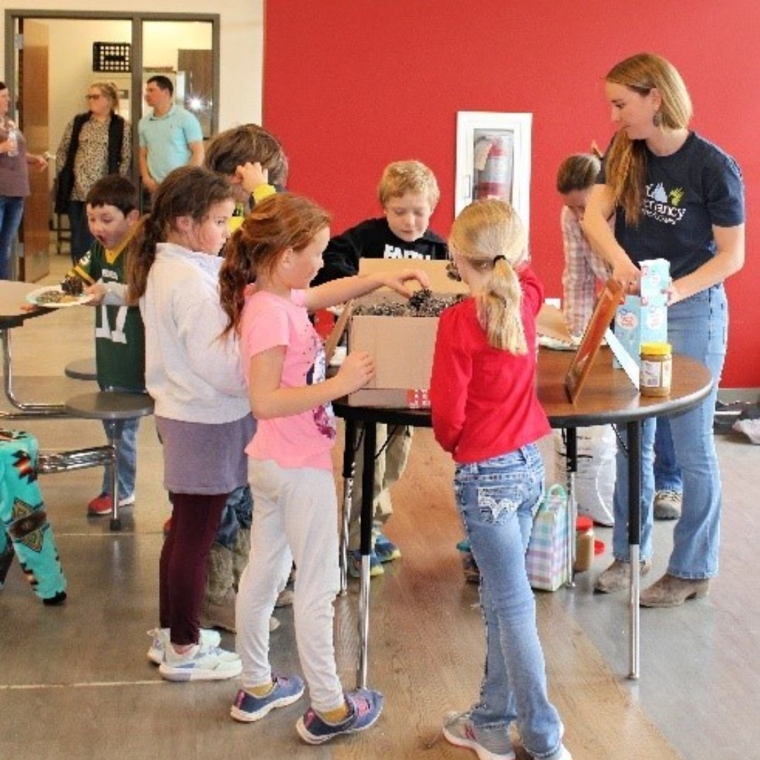 BirdConservancy's tweet image. 🚨New Blog Post🚨

Our Private Lands Wildlife Biologists (PLWB) do more than just work with private landowners. Olivia Lappin, PLWB out of Sturgis, SD, recently worked with a school in South Dakota for a Rural School Day event. Read the blog below!

birdconservancy.org/sd-rural-schoo…