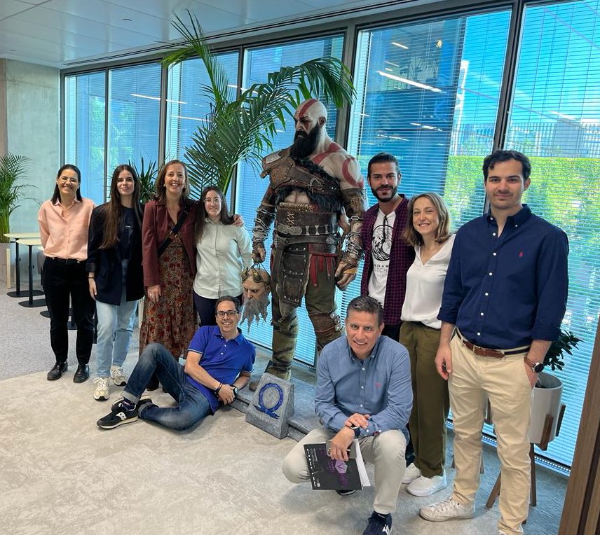 pablocarmenado's tweet photo. Hemos visitado las nuevas oficinas de @PlayStationES en Madrid.
Lo más sorprendente es como todo su universo, cultura, industria, innovación, futuro o valores se reflejan en los pequeños detalles.
Gracias por dejarnos formar parte de vuestra comunidad 😍
#AlcanTeam #Planazos https://t.co/QBELOKHfT7
