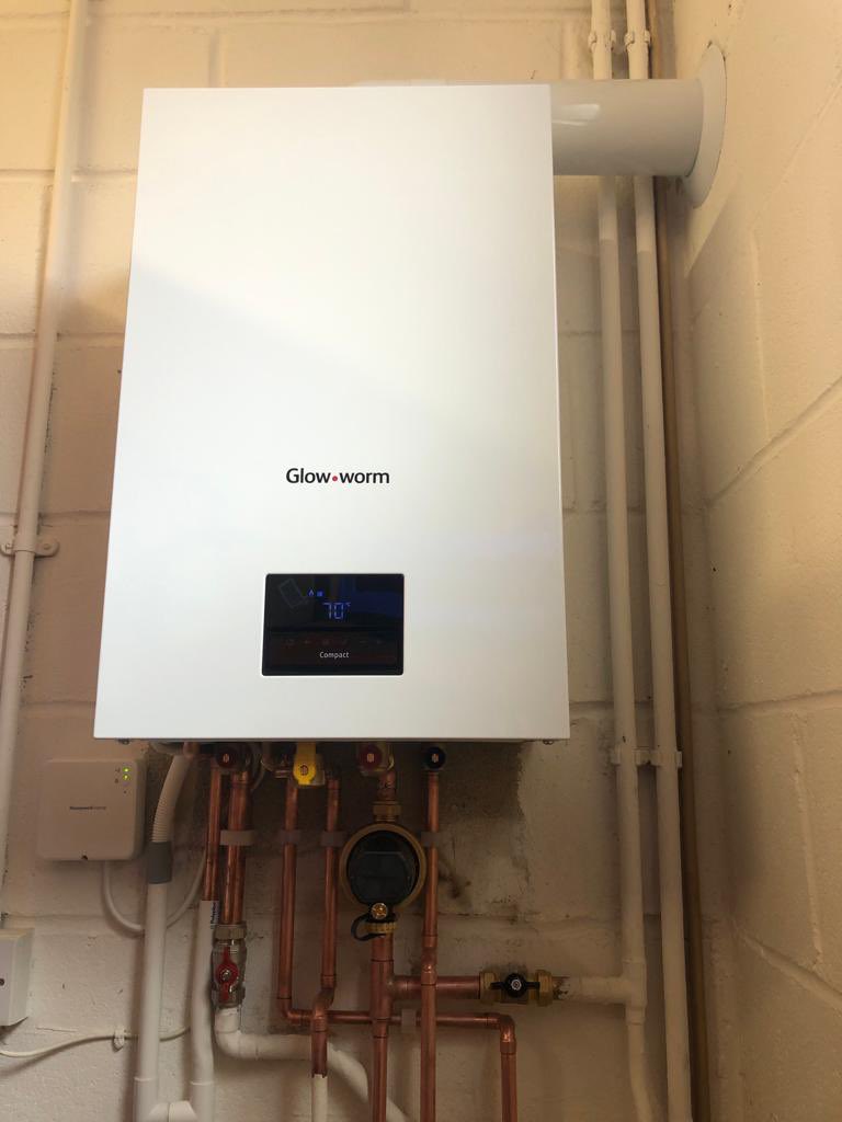 Removal of a #Vaillant combination boiler to be replaced by a #GlowWorm combination boiler. #NewBoiler #BoilersInstall #GasSafe #GasSafeRegister #RyGas #Ry #RyGroup #HeatingEngineers #Plumbers #Plumbing #Heating #Electrical #Electricians 🔥🚚