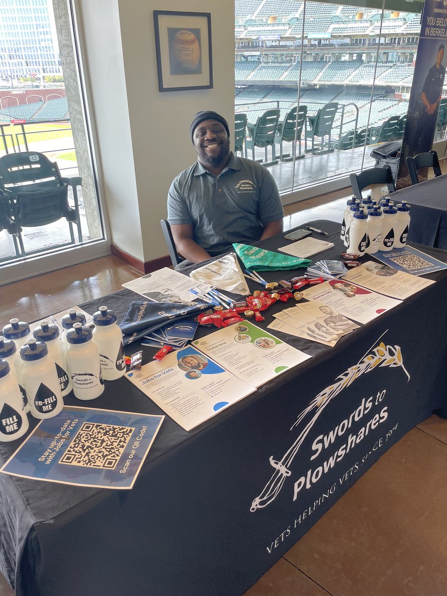 JobsForVets's tweet photo. Thank you, @hiringourheroes, for hosting an amazing hiring expo at Oracle Park yesterday! #jobsforvets #vetshelpingvets https://t.co/YWroULsop2