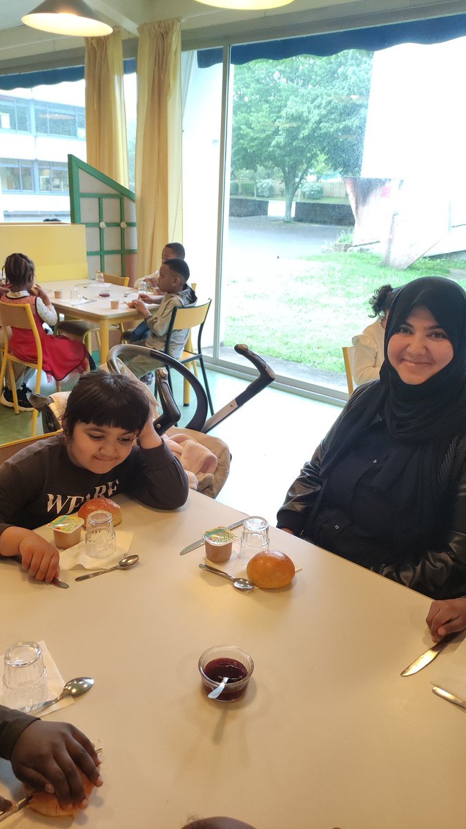 Les enfants de l'école Bois du Château <a href="/VilledeLorient/">Ville de Lorient</a> sont heureux de prendre le petit déjeuner hebdomadaire avec leurs parents . 
#petitdejeuneralecole 
#rep
