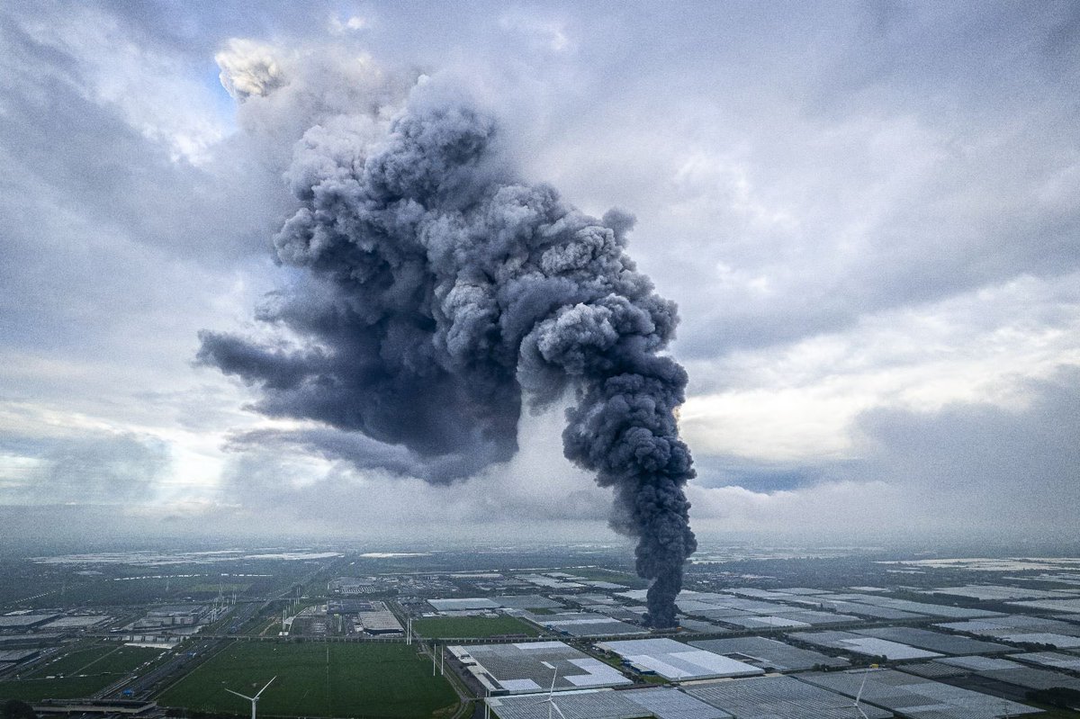 joselve's tweet photo. Behoorlijke brand in Bleiswijk.

Mijn gedachten gaan eerst uit naar de gedupeerden. Pfff, wat een hel. 

#brand #bleiswijk #grotebrand #regio15 https://t.co/Uh7bdTVW6z
