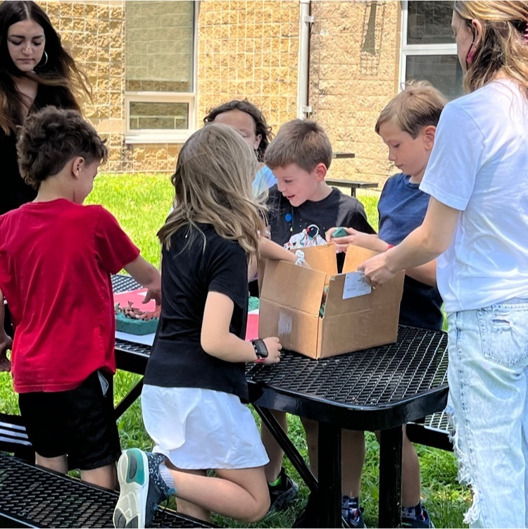 AfftonHS's tweet photo. For their final exam, senior AP Environmental Science students help Mrs Unger’s 2nd grade students learn about volcanos and the environment. #afftonlearns https://t.co/MRtBtZHUvb