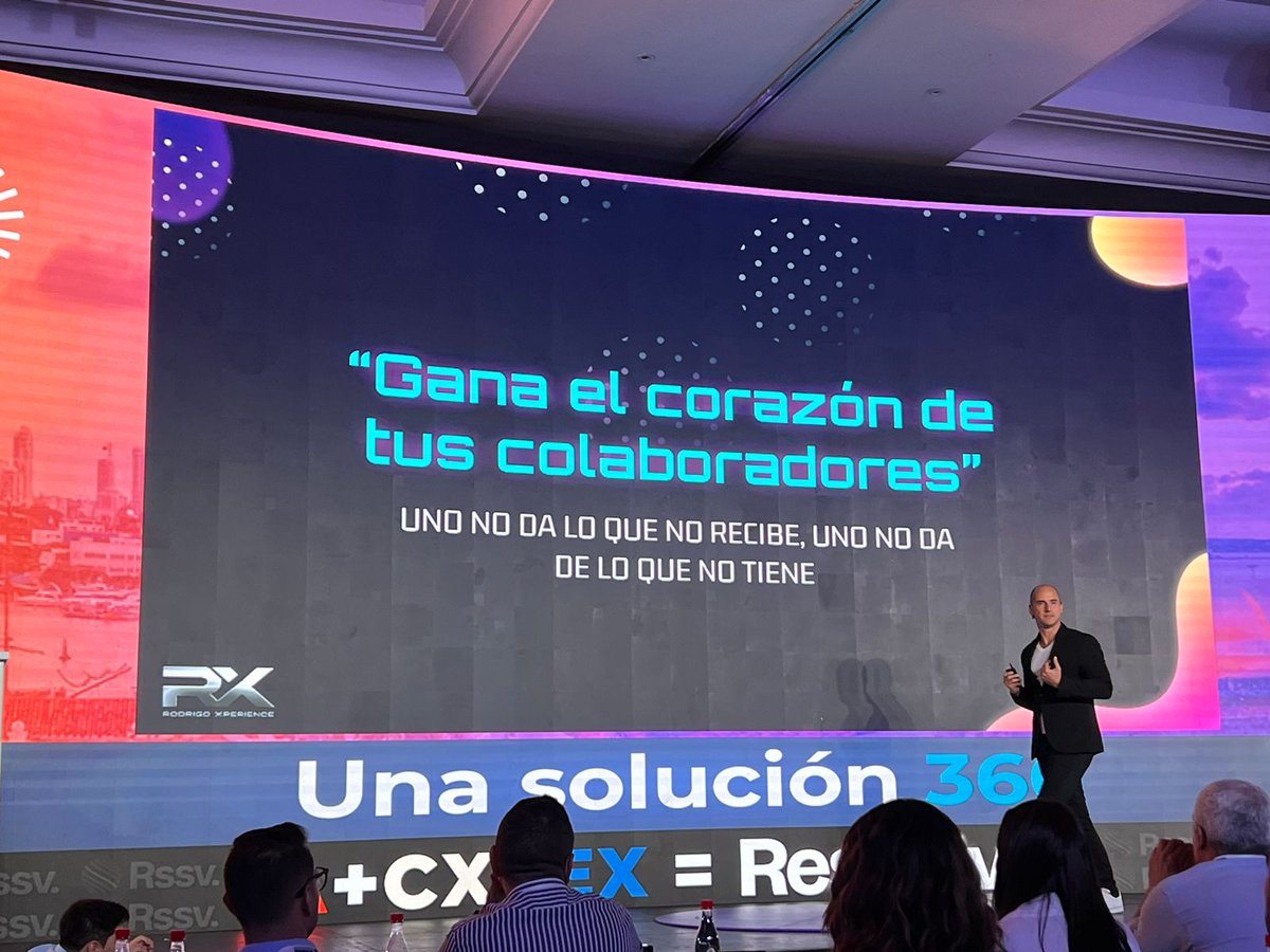 Compensar_info's tweet photo. #BienestarIntegral es estar a la vanguardia de las nuevas tecnologías en la experiencia del cliente. En el #CXSUMMIT2023 2023 @rodrigofdpa señala que “Las 3 C que se deben gestionar en un entorno cambiante... cliente, colaboradores, competencia” #CustomerExperience #LATAM https://t.co/FPDPmUN7yw