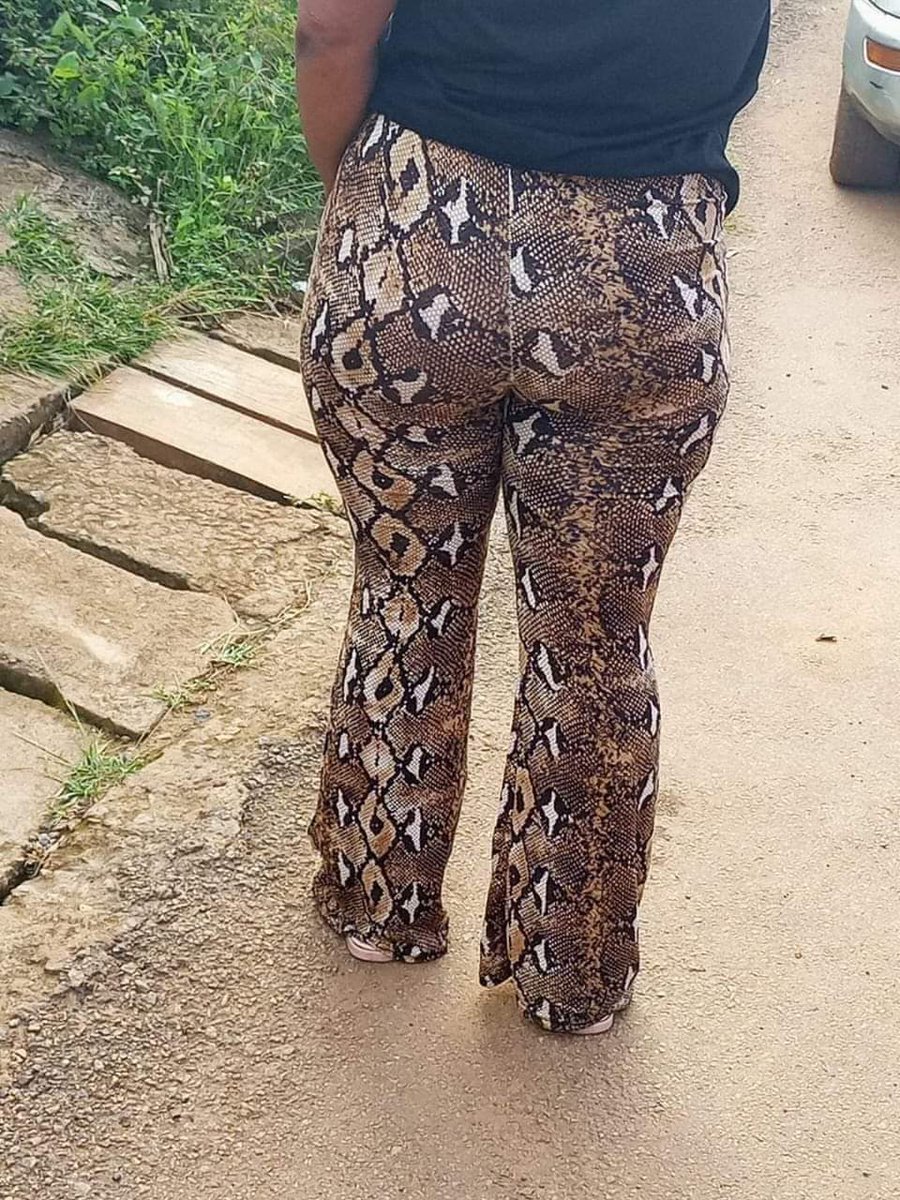 TheCameroonianZ's tweet photo. Aucun serpent n'a voulu avaler une fille - dans une voiture - à Ngousso aujourd'hui. 

C'est compliqué    🌿 https://t.co/isavGZZ3Hc
