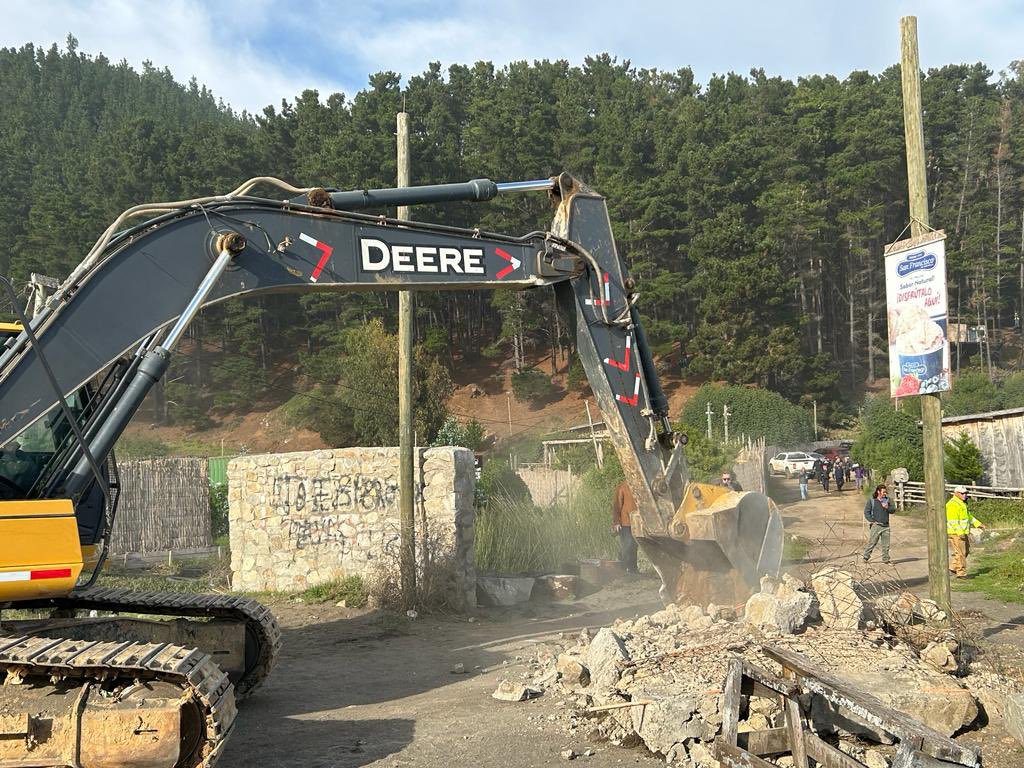 faperez71's tweet photo. Después de 15 meses, hoy se dio el vamos a la demolición de la denominada Toma Vip, gracias al trabajo Municipal. https://t.co/TVLAglUFmh