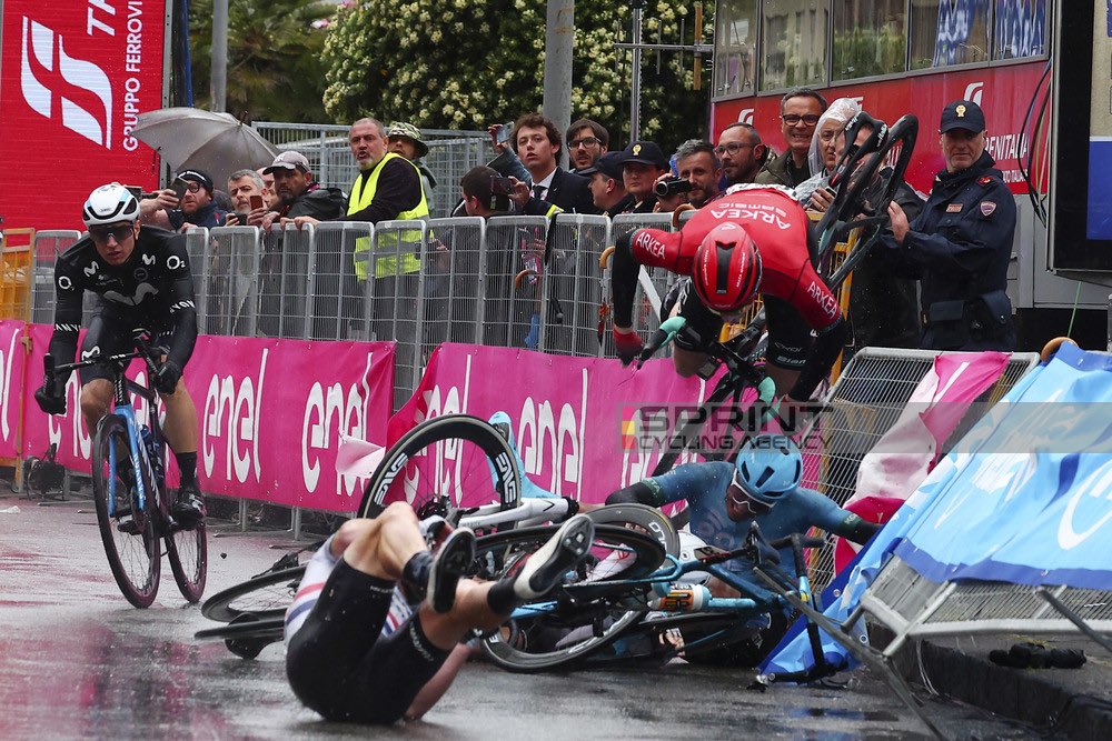 Hard crash after the line🥲 Luckily it seems everything with me is relatively okay. Hopefully the others as well. 🙏
📸 Sprint Cycling