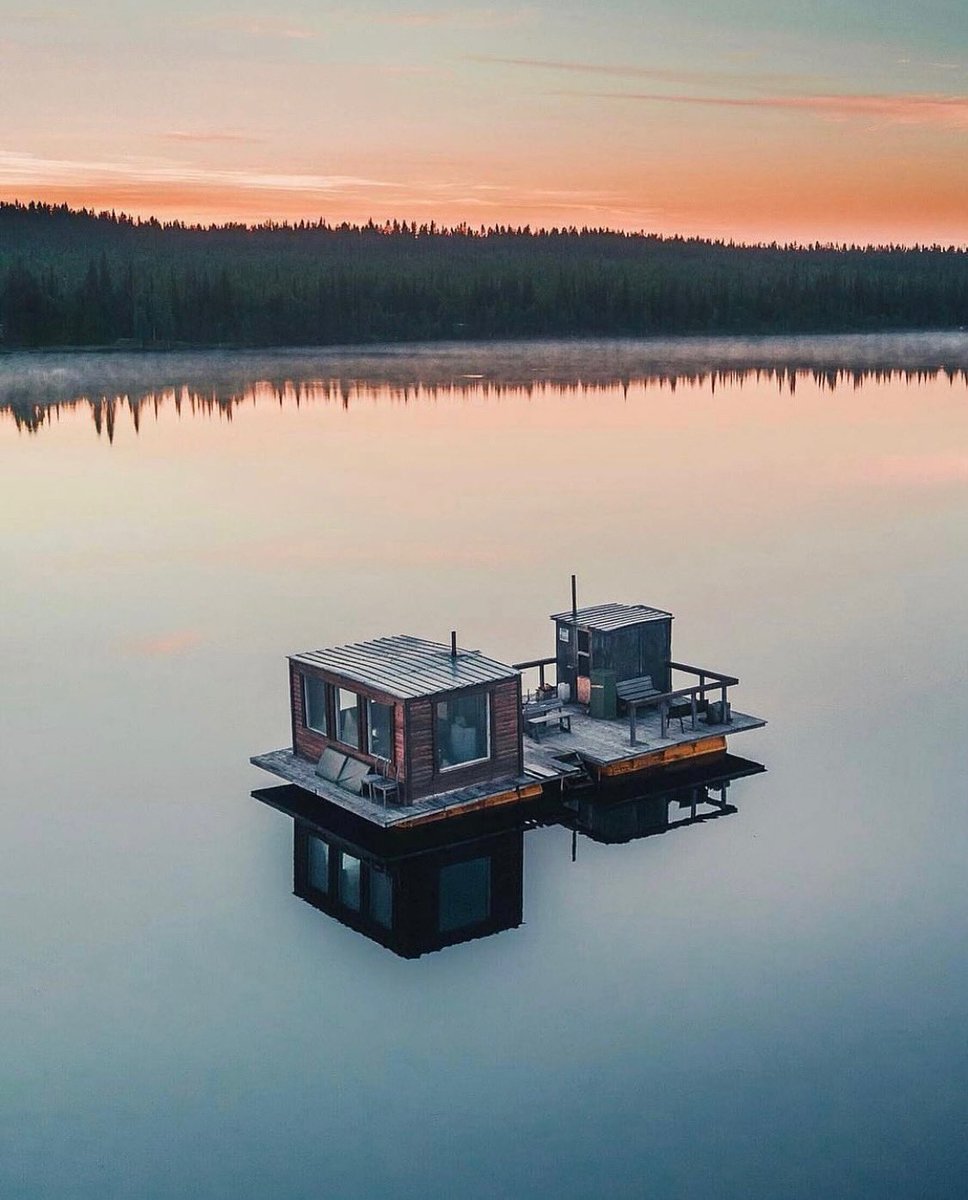accurateind's tweet image. Once upon a time in Finland ✨
 
Floating saunas, stunning reflections, and a soft sunrise – the perfect way to start the day 😄