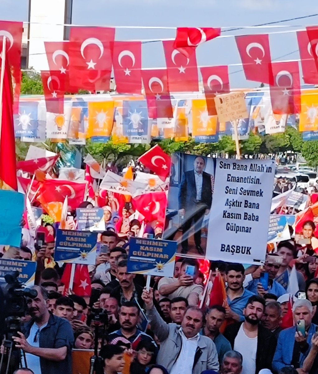 Alipalice1's tweet photo. Rıza-i ilahi yolunda sarf edilen hiçbir çaba boşa gitmez gece gündüz demeden her kesim ve her yerde halkla içiçe olan sn #Mehmetkasımgülpınar'a bugün yine muhteşem bir sevgi seli vardı teşekkürler Eyübbiye https://t.co/FC54ZAKVWN