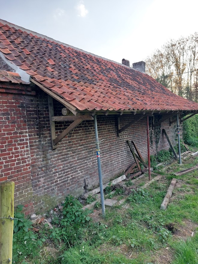 volkinnood's tweet image. Hierzo. Nieuw dak op "de hopast". Extra kosten wegens gebruik authentieke materialen en bouwmethodes. Met dank aan vrienden die meewerkten. En een gremeltje voor de Vlaamse Overheid die wel erfgoedverplichtingen oplegt maar daar geen centjes tegenover stelt. #blabla in #terzaketv