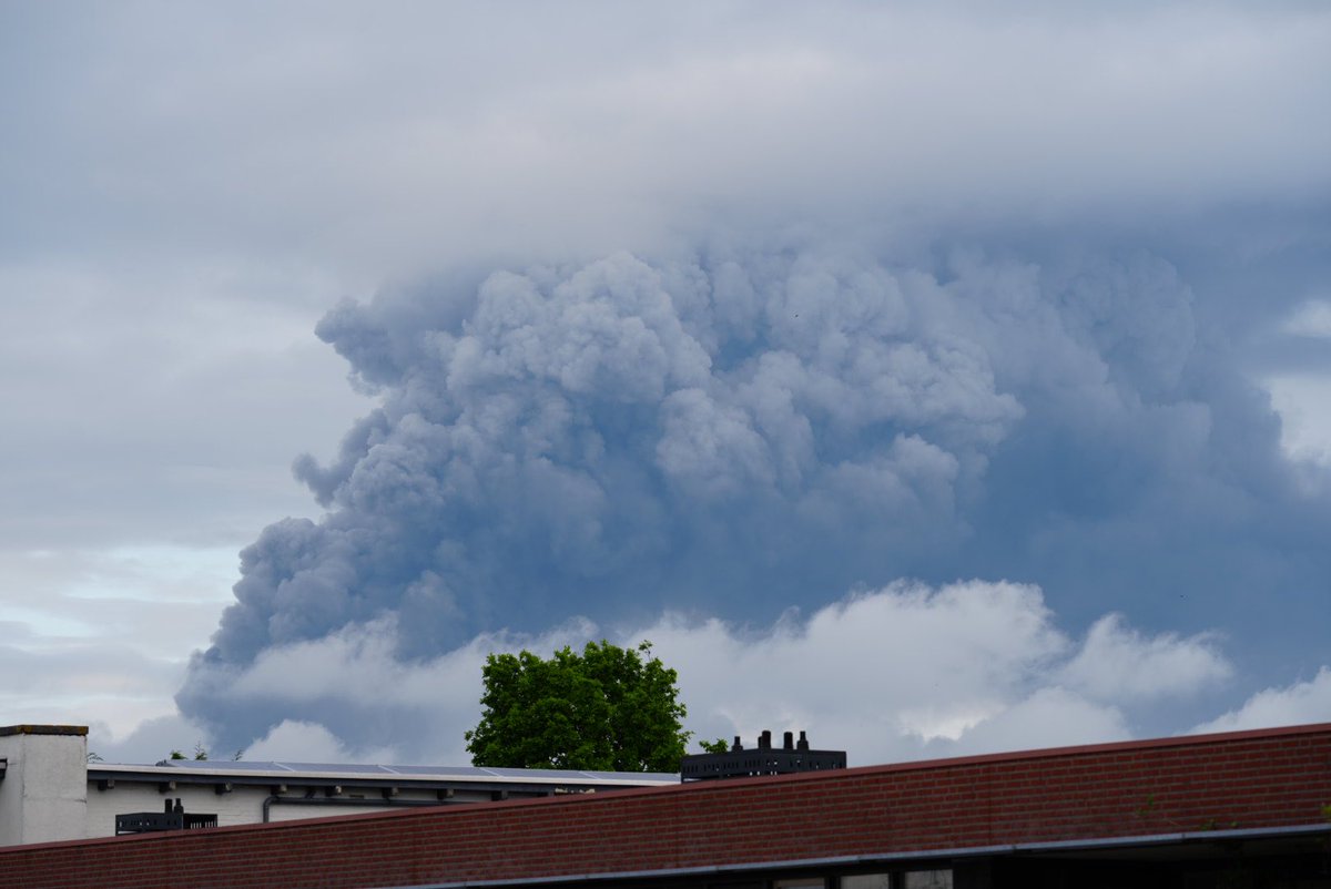 Crewt5's tweet photo. @GerritHiemstra @YZ79 Een zeer grote brand in Bleiswijk. In de verre omtrek te zien, waaronder vanuit Rotterdam. https://t.co/y1q5Y8uw8g