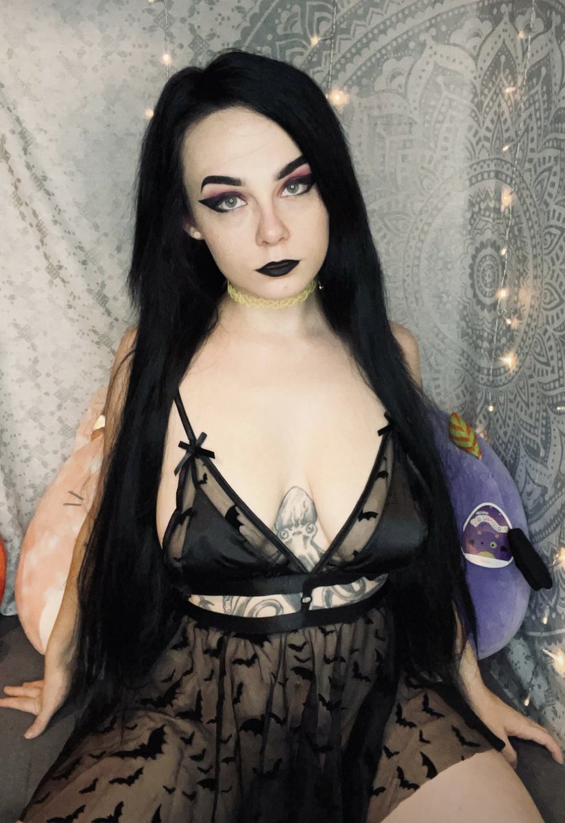 All of the info you require can be found here. 

$10 DM fee can be paid via Venmo or Wishtender. 
Any Venmo payments MUST LEAVE A BLANK NOTE. 

OnlyFans &amp; other porn sites can be accessed through my main account 
<a href="/Violet_Mortem/">Ṿ𝔦๐𝔩𝖊ϯ ⚰︎</a> 🖤