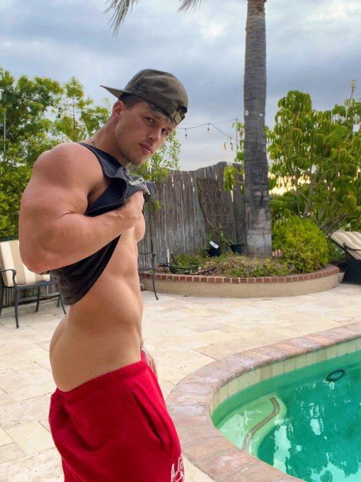 i snuck into the neighbors yard 😂 https://t.co/o62TxfvGRZ