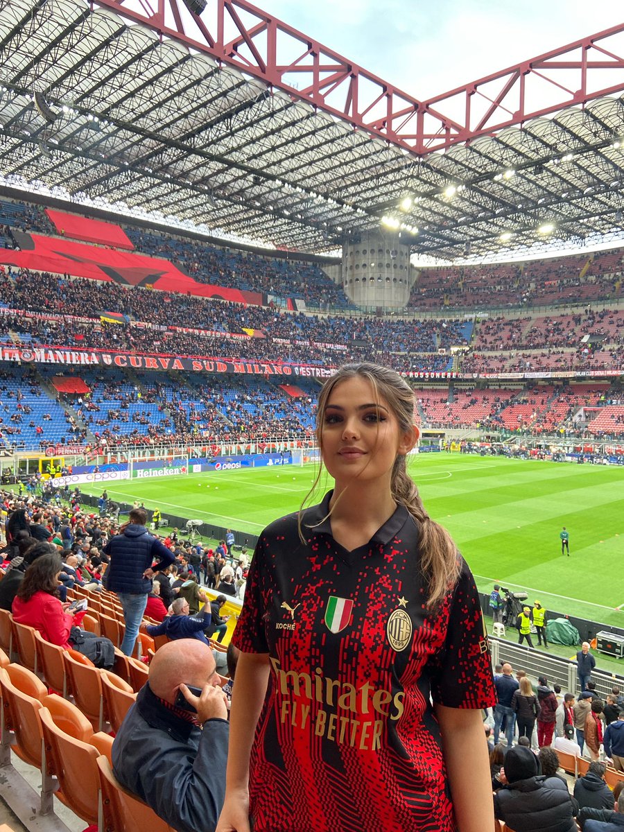 KatrineCereda's tweet photo. Tonight is one of Milan’s biggest ever matches and I’m lucky enough to be here 🤩 #forzamilan https://t.co/nPvgBM7gKP