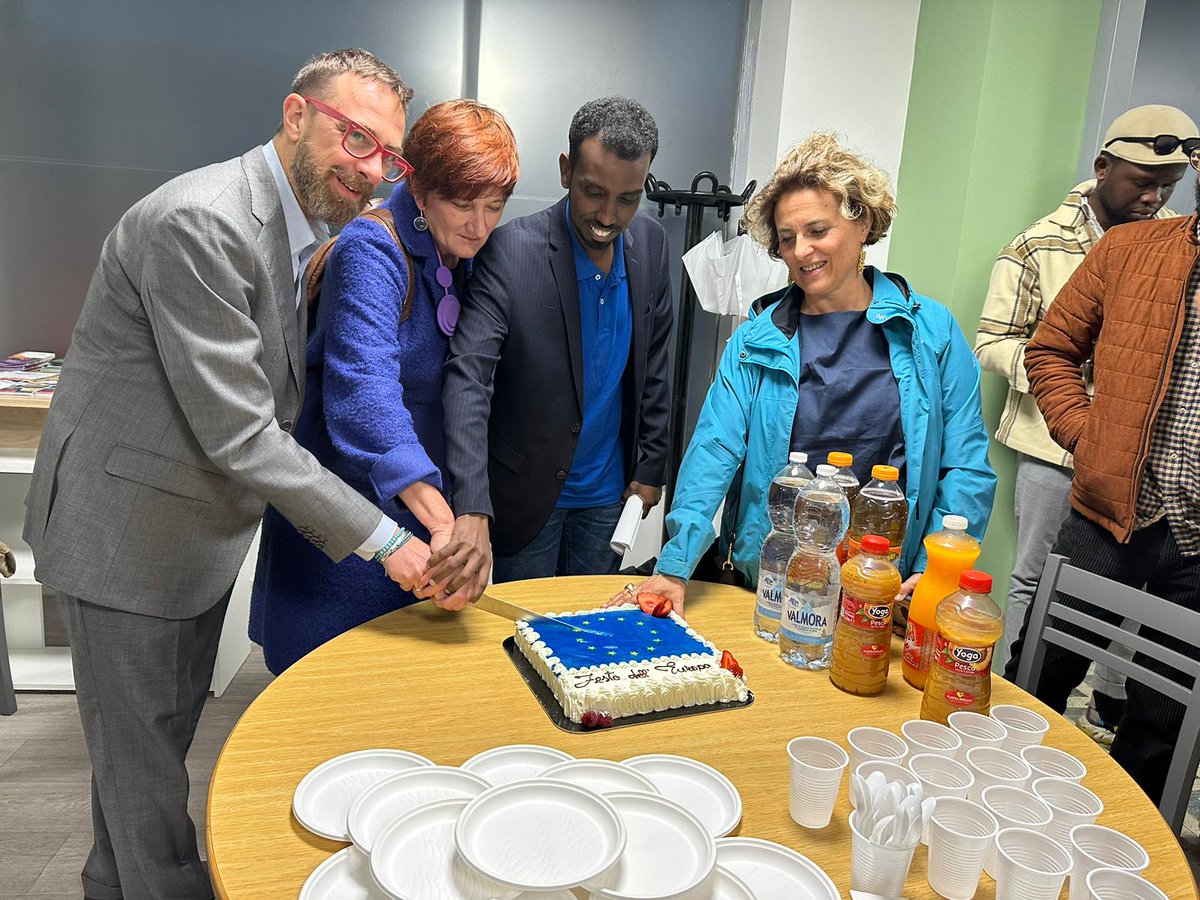 AbdullahiAbTO's tweet photo. #EuropeDay2023 abbiamo celebrato la festa dell'Europa con i giovani di #YallaAurora e #GenerAzionePonte.
È stato un momento formativo per tutti.
Grazie @ildacurti @danieleviotti per la vostra disponibilità.
#Torino #9maggio https://t.co/TXDhDvVb9e