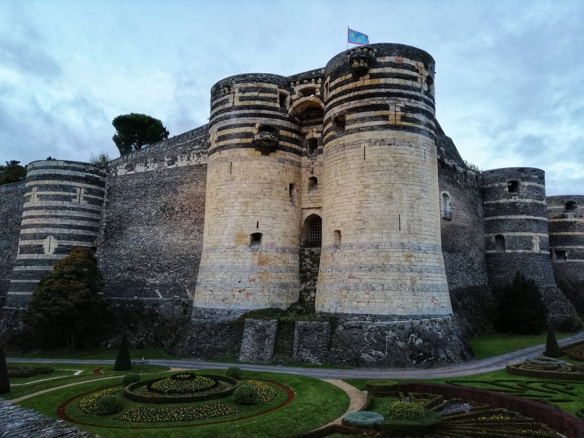 El castillo de Angers se caracteriza por su gran muralla que lo convirtió en una fortaleza desde el principio.
juntosxelmundo.es
#francia #valledelloira #angers #castillo #rio #mysjuntosxelmundo #juntosxelmundo #viaje #viajar #trip #travel #wanderlust #iamtb