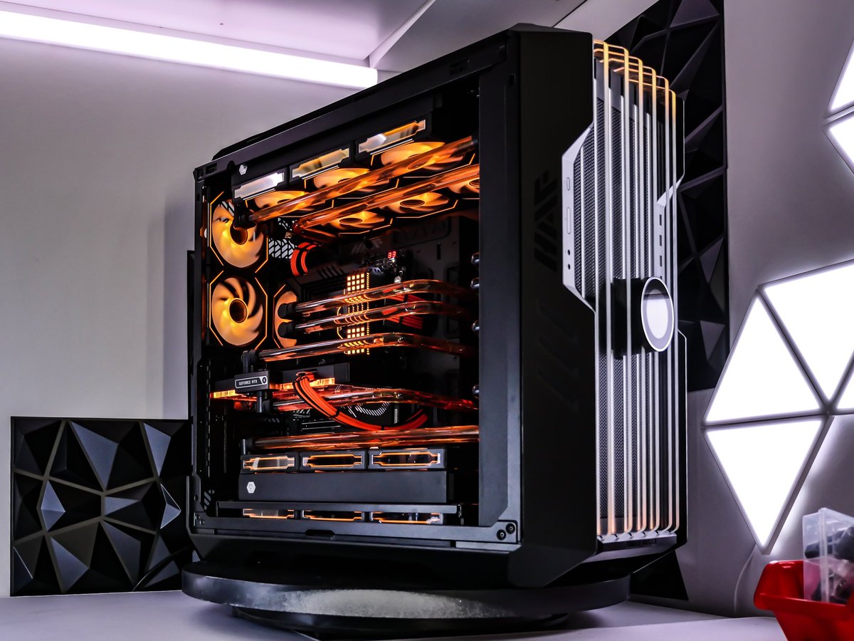 yereckt's tweet photo. ⚠️ RT et met la cloche stp ⚠️
Un des nombreux Build réalisés dernièrement en off : 

➡️ HAF 700 Evo 
➡️ I9 13900k 
➡️ Z790 Asus Hero 
➡️ RTX 4090 Asus TUF 
➡️ 4x16 6400Mhz Dominator pro RGB

Cablemod Pro orange et noir 
Watercooling custom full EKWB https://t.co/rjVP9sfhC6