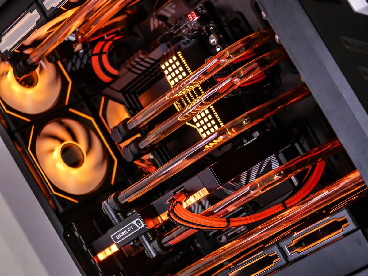 yereckt's tweet photo. ⚠️ RT et met la cloche stp ⚠️
Un des nombreux Build réalisés dernièrement en off : 

➡️ HAF 700 Evo 
➡️ I9 13900k 
➡️ Z790 Asus Hero 
➡️ RTX 4090 Asus TUF 
➡️ 4x16 6400Mhz Dominator pro RGB

Cablemod Pro orange et noir 
Watercooling custom full EKWB https://t.co/rjVP9sfhC6