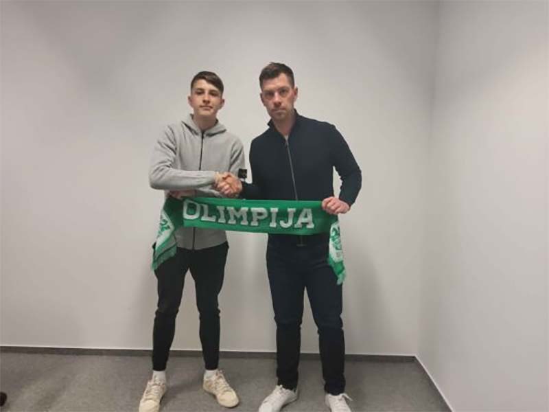 Nogomania's tweet photo. VIDEO: Njegov oče Milenko nekoč s sredine igrišča, Mateo Ačimović pa danes direktno iz kota https://t.co/je5BFuQ6Ks #Slovenia #MateoAcimovic #MilenkoAcimovic @nzs_si https://t.co/6293h7XqVg