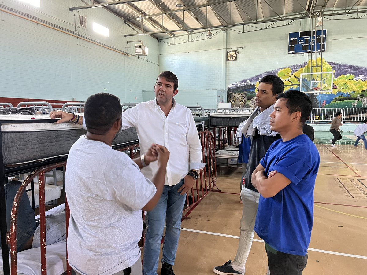 Hoy decidí venir al albergue KiKe Romero en Ciudad Juárez, que triste es ver cómo nuestros hermanos buscando una oportunidad debido a la crisis que atravesamos estén lejos de nuestra tierra, debo reconocer el esfuerzo que hacen los entes gubernamentales de Mexico por atenderlos.