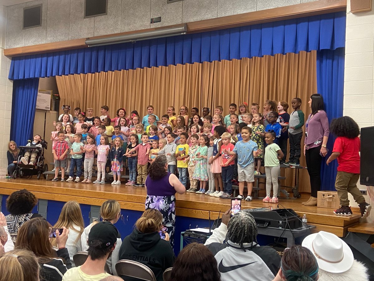 RoadrunnerROCKS's tweet photo. We had a great kindergarten performance by Mrs. Santell, Mrs. Tompkins, Mrs. Vosicky, Mrs. Stusek, &amp; Ms. Tuma’s classrooms.  Beautiful songs!  They are ready for 1st grade.
#weschools https://t.co/mKjzUp81ua