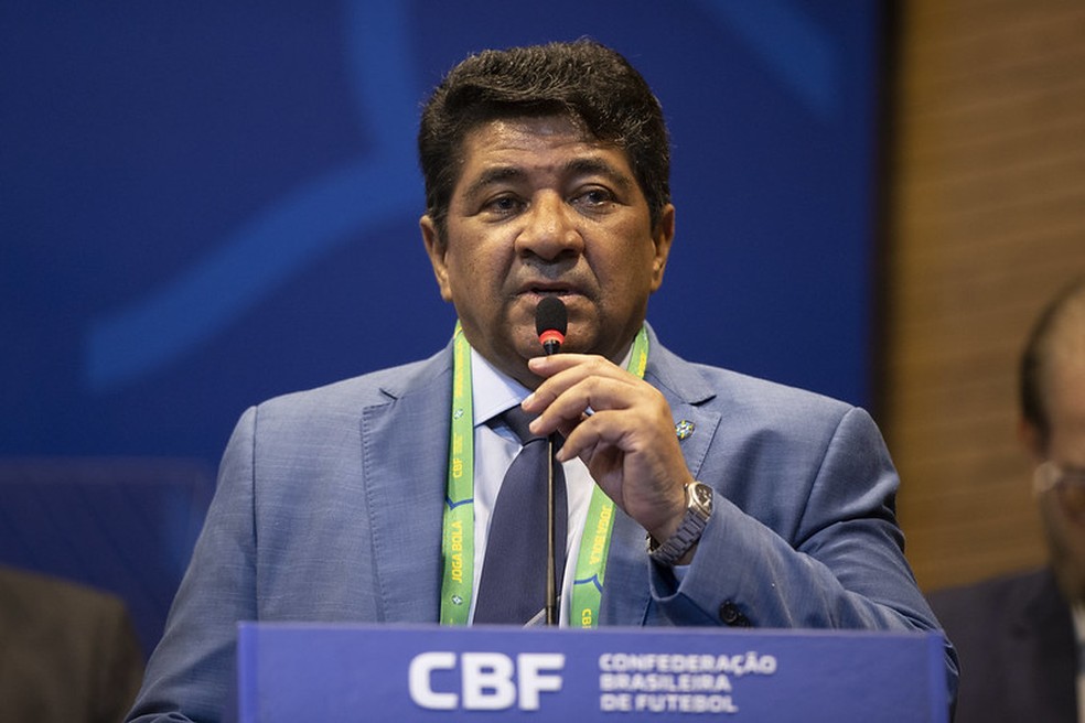 mundodabola's tweet photo. Presidente da CBF, Ednaldo Rodrigues, descarta parar o Brasileirão pelo escândalo descoberto pelo MP-GO.

CBF articula com a Fifa uma ação para investigar mundialmente a manipulação de jogos.

Iniciativa era anterior à atual denúncia.

🗞️ @_rodrigomattos_
📸 Lucas Figueiredo https://t.co/c7r2dKgXFc
