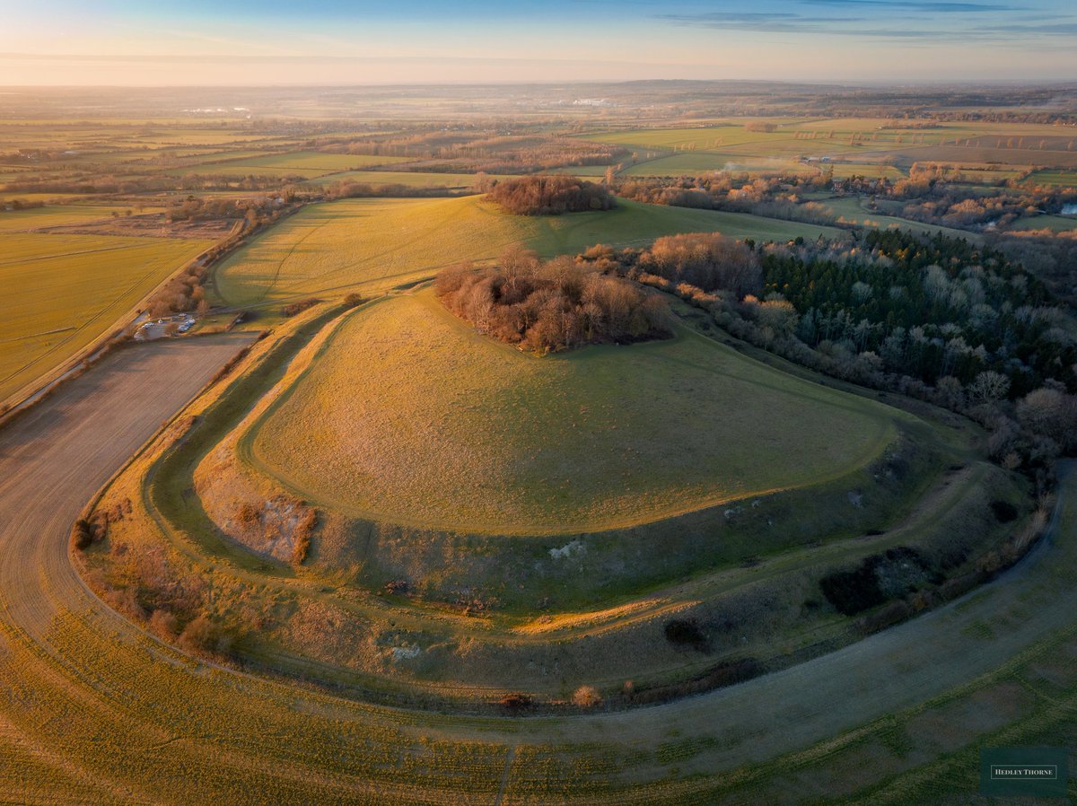 It's #HillfortsWednesday today and so it had to be Wittenham Clumps again naturally! This picture is on sale at The @earth_trust for Oxfordshire Artweeks until Sunday. Oh and their latest podcast about art inspired by nature is here... earthtrust.org.uk/podcast-season… @OxonArtweeks