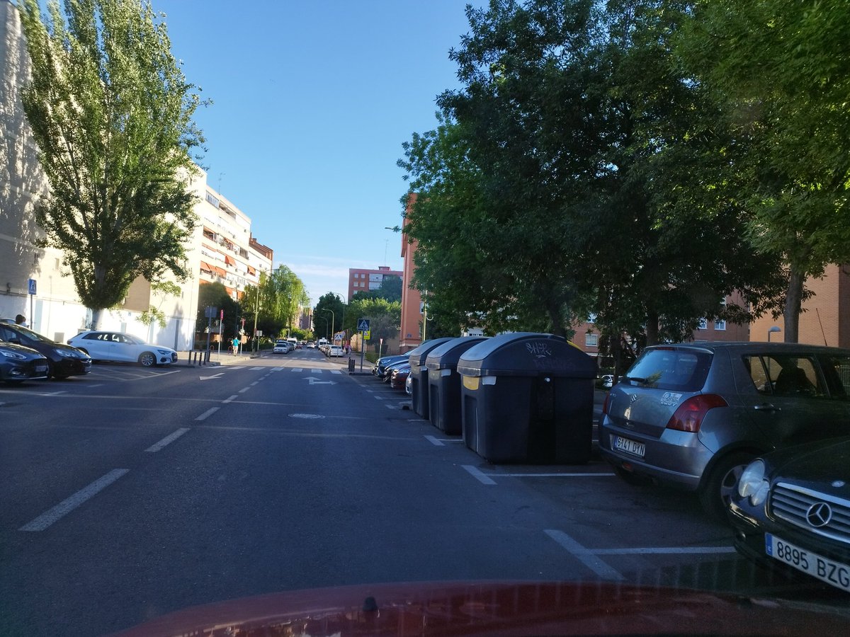 JJ_mavi's tweet photo. @AytoMostoles me podrían decir por qué si ya acotaron una zona de pavimento para los cubos de la calle Nápoles(que en su momento estaban sobre la acera sin molestar en el Cruze de la calle roma) ahora quitan más aparcamiento a un barrio ya de por si poco dotado?#chapuzamunicipal https://t.co/9jIb0qoTeD