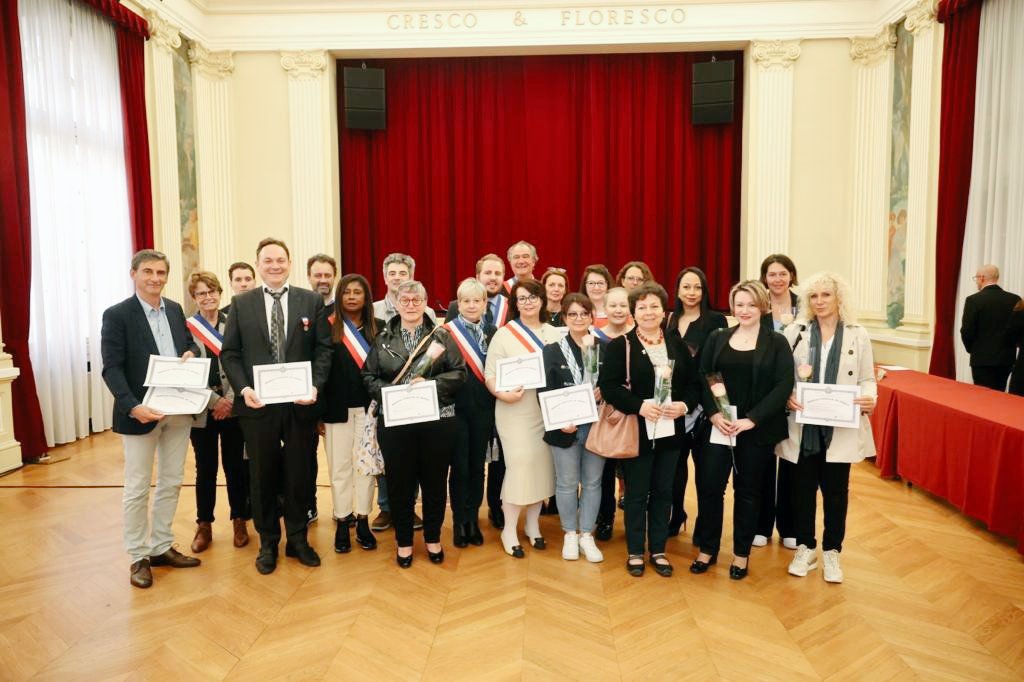 saintmande's tweet photo. 🏅L'Hôtel de Ville a accueilli ce soir la traditionnelle cérémonie en hommage aux #médaillésdutravail de l'année. 
👏 A tous, le Maire @JulienWeil, a adressé de chaleureuses félicitations en leur remettant officiellement leur diplôme. https://t.co/DsptEOAIwZ