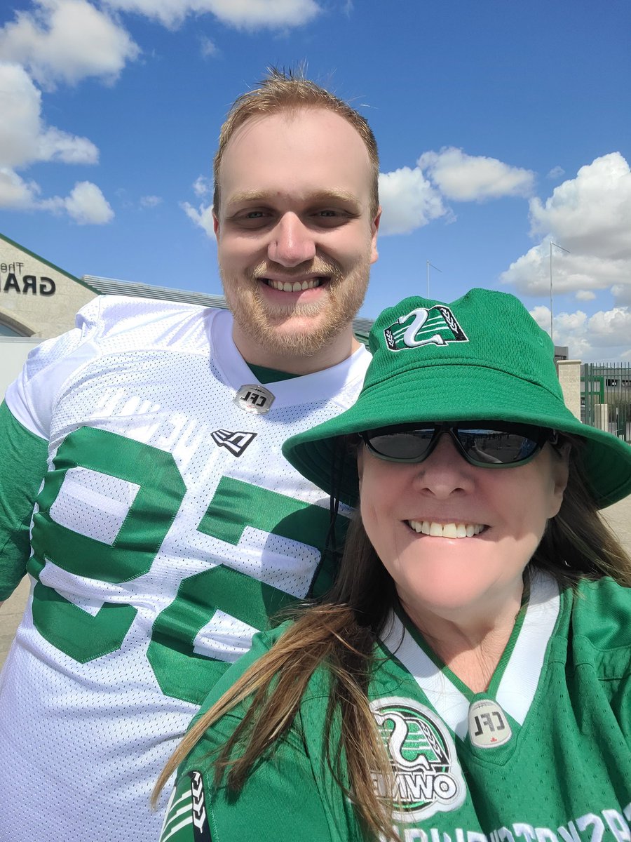 GreyCupBound's tweet photo. @SueBatesQ91 @sskroughriders Thanks to Sue, got to meet Queen's standout, Evan Floren! Luke you said - a really nice young man. Enjoy training camp, Evan. #RiderPride https://t.co/E3oQkt213w