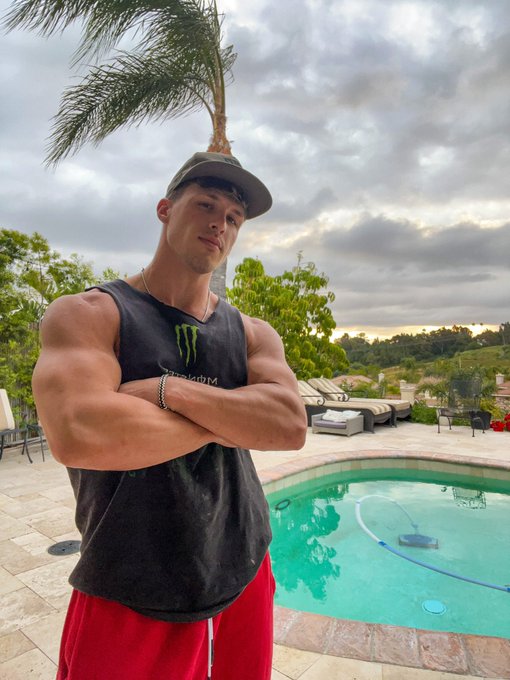 hi..   https://t.co/bUfSZpgNhL https://t.co/RsQ87vKYfB